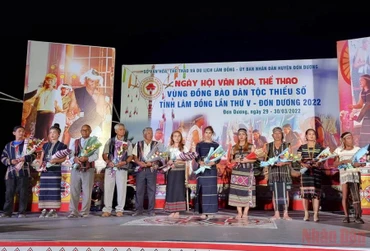 Ban tổ chức tặng hoa cho đại diện các đoàn tham gia ngày hội. 
