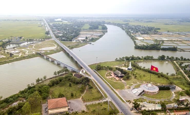 Cụm di tích đôi bờ Hiền Lương ở điểm giao nhau giữa đường quốc lộ 1A và sông Bến Hải (phía bắc thuộc xã Vĩnh Thành, huyện Vĩnh Linh; phía nam thuộc xã Trung Hải, huyện Gio Linh, tỉnh Quảng Trị). 