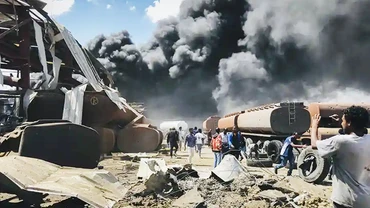 Cột khói đen bốc lên sau khi trại tị nạn tại thị trấn Dedebit bị không kích. Ảnh: THE GUARDIAN