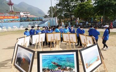 Đoàn viên, thanh niên Hà Giang tham quan và nghe thuyết minh về biển, đảo qua những bức ảnh.