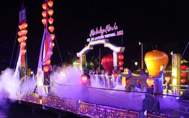 Hội đèn lồng với chủ đề “Chung tay thắp sáng Hội An” vào tối 24/12/2021 tại thành phố Hội An nhằm chào đón năm mới và chào mừng Năm du lịch quốc gia 2022. (Ảnh: Tổng cục Du lịch)