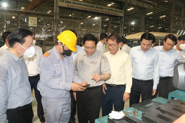 Thủ tướng Phạm Minh Chính đến thăm Khu phức hợp sản xuất và lắp ráp ô-tô Chu Lai-Trường Hải. 