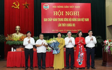 Đồng chí Lương Quốc Đoàn, Ủy viên Trung ương Đảng, Chủ tịch Trung ương Hội Nông dân Việt Nam (thứ 3 từ phải sang) và đại diện lãnh đạo Trung ương Hội Nông dân Việt Nam trao hoa chúc mừng tân Phó Chủ tịch Trung ương Hội Nông dân Việt Nam Cao Xuân Thu Vân (áo vàng trong ảnh).