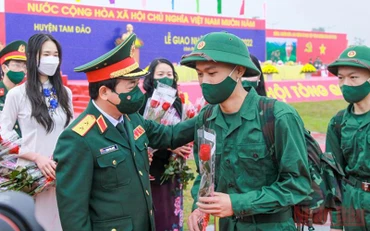 Phó Chủ nhiệm Tổng cục Chính trị Quân đội nhân dân Việt Nam Trịnh Văn Quyết tặng hoa các tân binh.
