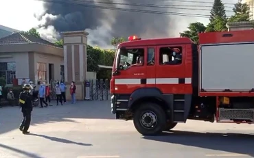 Cảnh sát PCCC và CNCH Công an tỉnh Bình Dương nhanh chóng đến hiện trường.