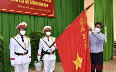 Thừa ủy quyền của Chủ tịch nước, Phó Chủ tịch UBND tỉnh Bình Thuận Nguyễn Minh trao Huân chương Bảo vệ Tổ quốc hạng Nhất cho Phòng Tham mưu Công an tỉnh Bình Thuận. (Ảnh: Công an tỉnh Bình Thuận cung cấp)