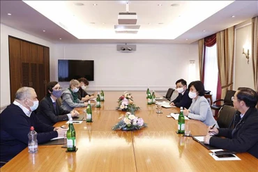 Phó Trưởng Ban Đối ngoại Trung ương Nguyễn Thị Hoàng Vân tiếp ông Alexandre Eniline, đồng Chủ tịch Đảng Lao động Thụy Sĩ và các thành viên Ban Lãnh đạo của Đảng. (Ảnh: TTXVN)