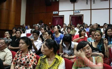 Khán giả ngồi kín phòng chiếu tại Liên hoan phim tài liệu quốc tế năm 2011.