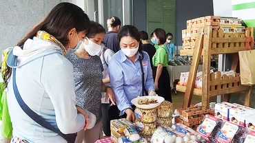 Do dịch bệnh nên các hộ gia đình tích trữ nhiều trứng cho bữa ăn.