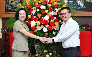 Tổng Biên tập Báo Nhân Dân Lê Quốc Minh cảm ơn đồng chí Nguyễn Thị Thanh, Ủy viên Trung ương Đảng, Trưởng Ban Công tác đại biểu thuộc Ủy ban Thường vụ Quốc hội đến chúc mừng Báo Nhân Dân nhân dịp kỷ niệm 97 năm Ngày Báo chí cách mạng Việt Nam. (Ảnh: ĐĂNG KHOA)