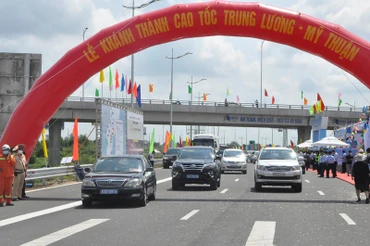 Những chiếc xe đầu tiên đi vào cao tốc Trung Lương-Mỹ Thuận sau lễ khánh thành.