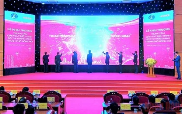 Các đại biểu thực hiện nghi thức khai trương Trung tâm giám sát điều hành đô thị thông minh thành phố Đồng Hới.