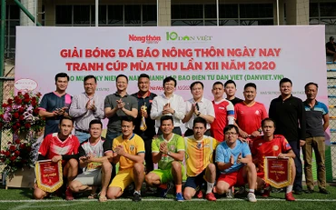 Ban Tổ chức, khách mời chụp ảnh lưu niệm với đại diện các đội bóng tham gia Giải đấu.