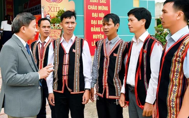Các đại biểu là đảng viên người dân tộc thiểu số dự Đại hội Đảng bộ huyện Mang Yang (Gia Lai) nhiệm kỳ 2020-2025. (Ảnh ĐỨC THỤY)