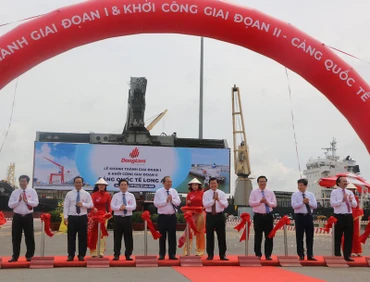Phó Thủ tướng Thường trực Chính phủ Trương Hòa Bình cùng lãnh đạo các bộ, ngành Trung ương, lãnh đạo tỉnh Long An cắt băng khánh thành Cảng quốc tế Long An giai đoạn 1.