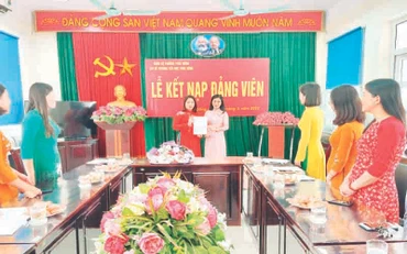 Lễ kết nạp đảng viên mới tại Chi bộ Trường tiểu học Phúc Đồng, phường Phúc Đồng, quận Long Biên. (Ảnh HỒNG HẠNH)