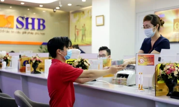 Khách hàng giao dịch tại Ngân hàng SHB.