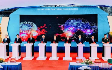 Phó Thủ tướng Chính phủ Lê Văn Thành cùng các đại biểu nhấn nút khởi công xây dựng cầu Bến Rừng.