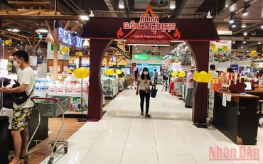 Campuchia duy trì quy định đeo khẩu trang tại nơi tập trung đông người có lắp hệ thống điều hòa (Ảnh: Nguyễn Hiệp)