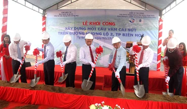 Các đại biểu thực hiện nghi thức khởi công cầu Vàm Cái Sứt.