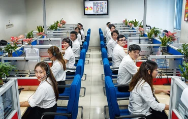 Nhân viên Trung tâm Chăm sóc khách hàng của EVNHCMC. (Ảnh chụp trước thời điểm dịch Covid-19 bùng phát)
