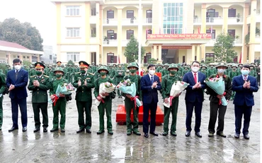 Lãnh đạo huyện Hàm Yên (Tuyên Quang) tặng hoa và chúc mừng tân binh lên đường nhập ngũ.