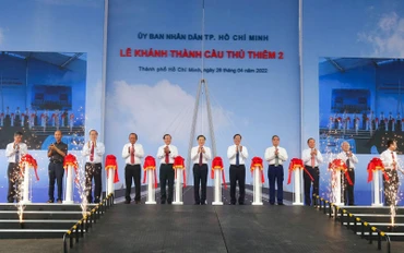 Các đại biểu thực hiện nghi thức khánh thành cầu Thủ Thiêm 2.