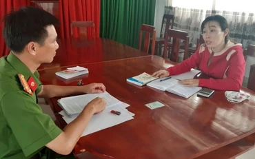 Bà Võ Oanh Lệ Hằng tại Công an xã Thạnh Phú.