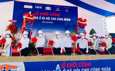 Các đại biểu thực hiện nghi thức khởi công nhà ở xã hội dành cho công nhân (Ảnh: Thanh Thùy)