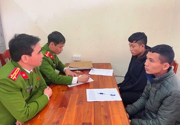 Tại cơ quan công an, hai đối tượng lừa đảo khai nhận hành vi phạm tội của mình.