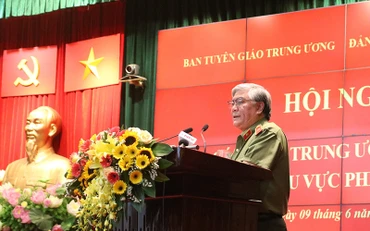 Báo cáo viên Bộ Công an trình bày thông tin về kỷ niệm 60 năm ngày truyền thống lực lượng Công an nhân dân.