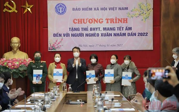 Đại diện các bệnh viện tuyến Trung ương tiếp nhận các phần quà từ chương trình để gửi đến bệnh nhân có hoàn cảnh khó khăn. (Ảnh: VSS)