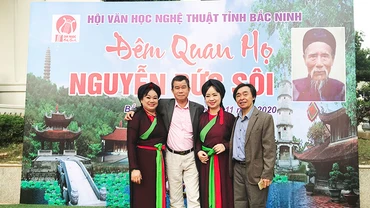 Từ phải qua - nhà nghiên cứu Nguyễn Hùng Vĩ, NSND Thúy Cải và vợ chồng NSƯT Lệ Ngải - con gái nghệ nhân Nguyễn Đức Sôi. Ảnh: QUANG HƯNG