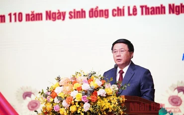 Đồng chí Nguyễn Xuân Thắng, Ủy viên Bộ Chính trị, Giám đốc Học viện Chính trị quốc gia Hồ Chí Minh, Chủ tịch Hội đồng Lý luận T.Ư phát biểu tại hội thảo.