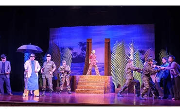 Một cảnh trong vở tuồng hiện đại Không còn đường nào khác của Nhà hát Tuồng Việt Nam, tháng 4/2022. Ảnh: THÙY DƯƠNG