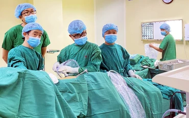 Kíp mổ tiến hành phẫu thuật cắt bỏ khối u trung thất trọng lượng 2kg cho bệnh nhân A.B.