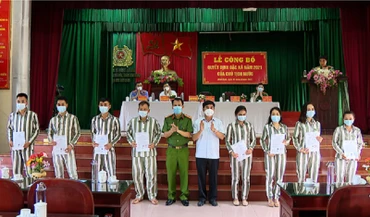 Lễ công bố Quyết định đặc xá năm 2021 của Chủ tịch nước cho phạm nhân tại trại Ninh Khánh. Ảnh: Đài Phát thanh và Truyền hình Ninh Bình. 