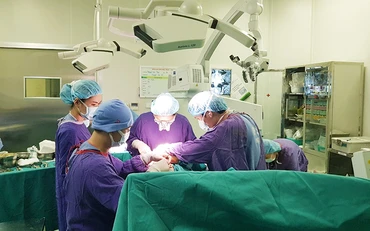 Một ca mổ tạo hình sọ mặt có ứng dụng công nghệ mới hiện đại tại Bệnh viện Hữu nghị Việt Đức.