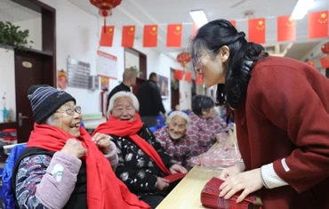 Người cao tuổi được chăm sóc sức khỏe tại một viện dưỡng lão ở tỉnh Hà Bắc, Trung Quốc. (Ảnh: Nhân Dân Nhật báo)