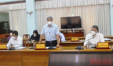 Thứ trưởng Y tế Nguyễn Trường Sơn phát biểu tại buổi làm việc.