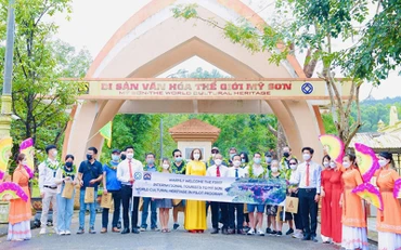 Đón tiếp những vị khách quốc tế đầu tiên đến tham quan Mỹ Sơn.