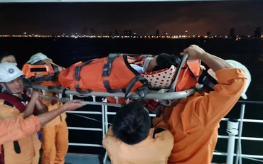 Vận chuyển bệnh nhân về bờ an toàn.
