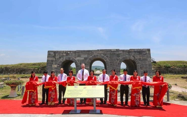 Đại sứ Daniel Kritenbrink và đại diện tỉnh Thanh Hóa cắt băng khánh thành dự án.