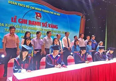 Các thủ khoa tiến hành Lễ “Ghi danh sổ vàng” năm 2020.