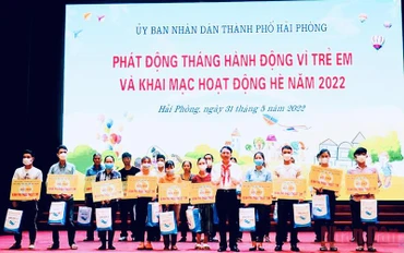 Trao kinh phí hỗ trợ phẫu thuật tim cho đại diện các gia đình có trẻ em bị bệnh tim bẩm sinh.