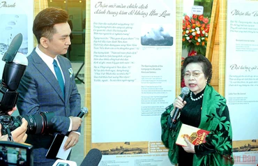 Tác giả Nguyễn Thị Mỹ Dung giới thiệu bài thơ ưa thích nhất về Đại tướng Võ Nguyên Giáp. Ảnh: Thành Đạt