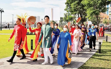 Các đại biểu, nghệ sĩ tham gia sự kiện diễu hành áo dài trong Lễ hội Áo dài năm 2022. 