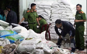 Thu giữ tang vật tại một cơ sở sản xuất phân bón giả tại Lâm Đồng. Ảnh: TTXVN