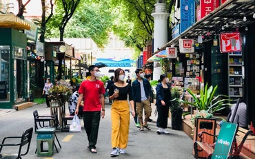 Đường Sách TP Hồ Chí Minh thu hút ngày càng đông du khách sau khi mở cửa trở lại.