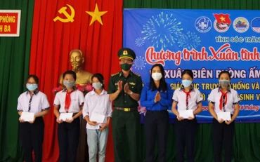 Trao học bổng cho các em học sinh nghèo vượt khó học giỏi.